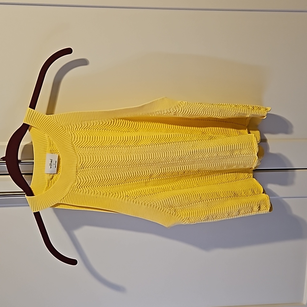 Wilfred (Aritzia) yellow cropped, crochet top, Scalloped bottom, halter style.